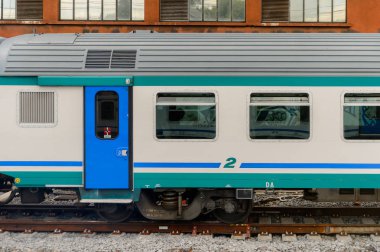 Floransa, İtalya - 6 Mayıs 2016: Trenitalia şirketi Floransa yakınlarında hareket halinde. Trenitalia İtalya'da birincil tren operatörü