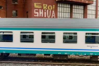 Floransa, İtalya - 6 Mayıs 2016: Trenitalia şirketi Floransa yakınlarında hareket halinde. Trenitalia İtalya'da birincil tren operatörü