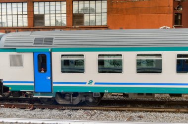 Floransa, İtalya - 6 Mayıs 2016: Trenitalia şirketi Floransa yakınlarında hareket halinde. Trenitalia İtalya'da birincil tren operatörü