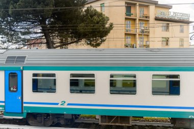Floransa, İtalya - 6 Mayıs 2016: Trenitalia şirketi Floransa yakınlarında hareket halinde. Trenitalia İtalya'da birincil tren operatörü