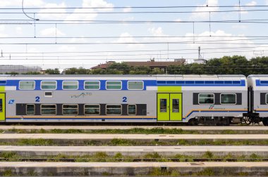 Floransa, İtalya - 6 Mayıs 2016: Trenitalia şirketi Floransa yakınlarında hareket halinde. Trenitalia İtalya'da birincil tren operatörü