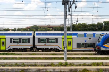 Floransa, İtalya - 6 Mayıs 2016: Trenitalia şirketi Floransa yakınlarında hareket halinde. Trenitalia İtalya'da birincil tren operatörü