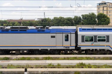 Floransa, İtalya - 6 Mayıs 2016: Trenitalia şirketi Floransa yakınlarında hareket halinde. Trenitalia İtalya'da birincil tren operatörü