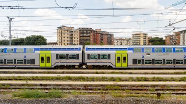 Floransa, İtalya - 6 Mayıs 2016: Trenitalia şirketi Floransa yakınlarında hareket halinde. Trenitalia İtalya'da birincil tren operatörü
