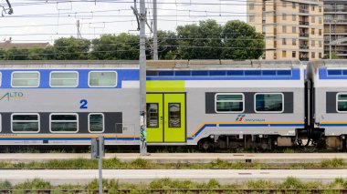 Floransa, İtalya - 6 Mayıs 2016: Trenitalia şirketi Floransa yakınlarında hareket halinde. Trenitalia İtalya'da birincil tren operatörü