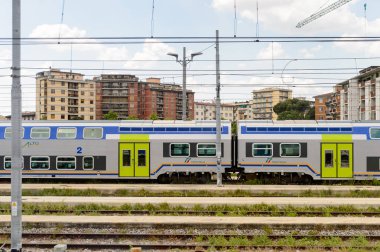 Floransa, İtalya - 6 Mayıs 2016: Trenitalia şirketi Floransa yakınlarında hareket halinde. Trenitalia İtalya'da birincil tren operatörü