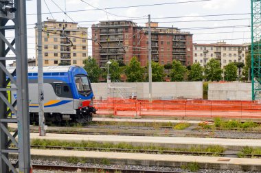 Floransa, İtalya - 6 Mayıs 2016: Trenitalia şirketi Floransa yakınlarında hareket halinde. Trenitalia İtalya'da birincil tren operatörü
