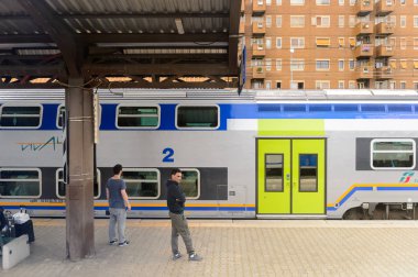 Floransa, İtalya - 6 Mayıs 2016: Trenitalia şirketi Floransa yakınlarında hareket halinde. Trenitalia İtalya'da birincil tren operatörü