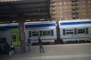 Floransa, İtalya - 6 Mayıs 2016: Trenitalia şirketi Floransa yakınlarında hareket halinde. Trenitalia İtalya'da birincil tren operatörü