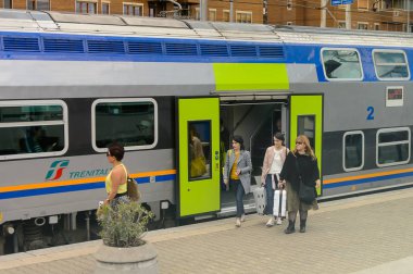 Floransa, İtalya - 6 Mayıs 2016: Trenitalia şirketi Floransa yakınlarında hareket halinde. Trenitalia İtalya'da birincil tren operatörü