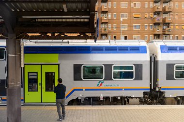 Floransa, İtalya - 6 Mayıs 2016: Trenitalia şirketi Floransa yakınlarında hareket halinde. Trenitalia İtalya'da birincil tren operatörü