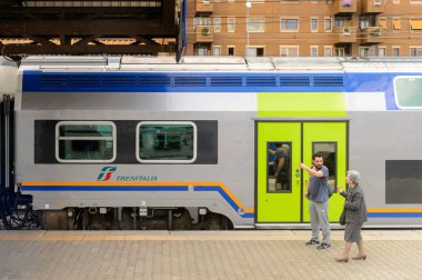 Floransa, İtalya - 6 Mayıs 2016: Trenitalia şirketi Floransa yakınlarında hareket halinde. Trenitalia İtalya'da birincil tren operatörü