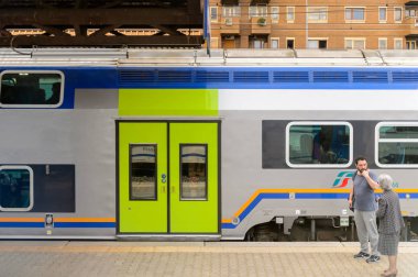 Floransa, İtalya - 6 Mayıs 2016: Trenitalia şirketi Floransa yakınlarında hareket halinde. Trenitalia İtalya'da birincil tren operatörü