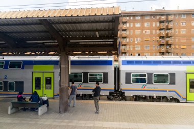 Floransa, İtalya - 6 Mayıs 2016: Trenitalia şirketi Floransa yakınlarında hareket halinde. Trenitalia İtalya'da birincil tren operatörü