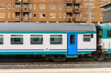 Floransa, İtalya - 6 Mayıs 2016: Trenitalia şirketi Floransa yakınlarında hareket halinde. Trenitalia İtalya'da birincil tren operatörü