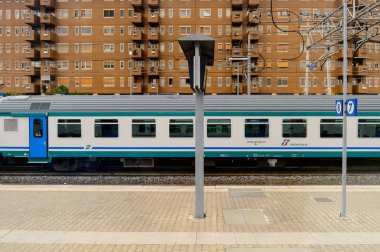 Floransa, İtalya - 6 Mayıs 2016: Trenitalia şirketi Floransa yakınlarında hareket halinde. Trenitalia İtalya'da birincil tren operatörü