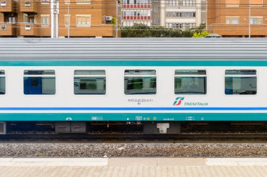 Floransa, İtalya - 6 Mayıs 2016: Trenitalia şirketi Floransa yakınlarında hareket halinde. Trenitalia İtalya'da birincil tren operatörü