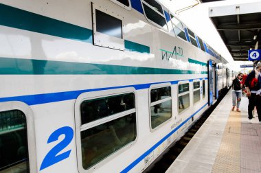 Floransa, İtalya - 6 Mayıs 2016: Trenitalia şirketi Floransa yakınlarındaki bir istasyonda trenle iniyor. Trenitalia İtalya'da birincil tren operatörü