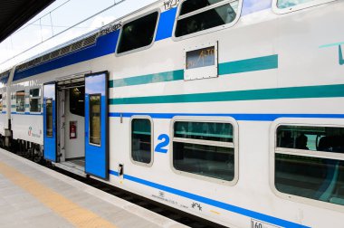 Floransa, İtalya - 6 Mayıs 2016: Trenitalia şirketi Floransa yakınlarındaki bir istasyonda trenle iniyor. Trenitalia İtalya'da birincil tren operatörü