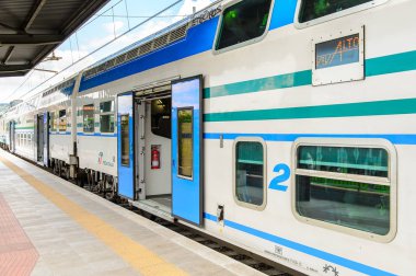 Floransa, İtalya - 6 Mayıs 2016: Trenitalia şirketi Floransa yakınlarındaki bir istasyonda trenle iniyor. Trenitalia İtalya'da birincil tren operatörü