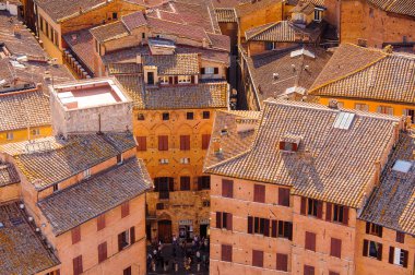Siena, İtalya - 6 Mayıs 2016: Piazza del Campo, Siena'nın tarihi merkezinde. Unesco bir Dünya Mirası Alanı