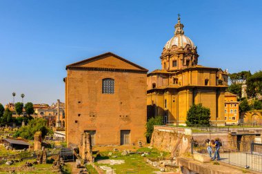 Roma, İtalya - 7 Mayıs 2016: Roma Forumu, Roma şehir merkezinde ki birçok önemli antik hükümet binasının kalıntılarıyla çevrili dikdörtgen bir forum.