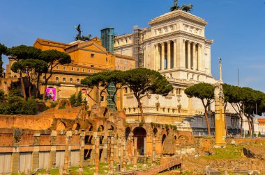Roma, İtalya - 7 Mayıs 2016: Roma Forumu, Roma şehir merkezinde ki birçok önemli antik hükümet binasının kalıntılarıyla çevrili dikdörtgen bir forum.