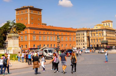 Roma, İtalya - 7 Mayıs 2016: Piazza Venezia, Roma Tarihi Merkezi, İtalya. Roma İtalya'nın başkenti ve popüler bir turistik yer