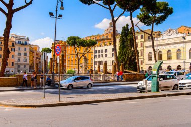 ROME, ITALY - 7 Mayıs 2016: Roma Tarih Merkezi Mimarisi, İtalya. Roma İtalya 'nın başkenti ve popüler bir turistik merkezdir.