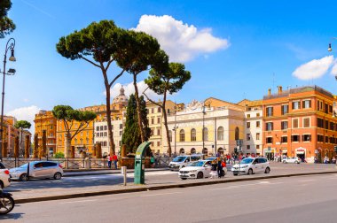 ROME, ITALY - 7 Mayıs 2016: Roma Tarih Merkezi Mimarisi, İtalya. Roma İtalya 'nın başkenti ve popüler bir turistik merkezdir.