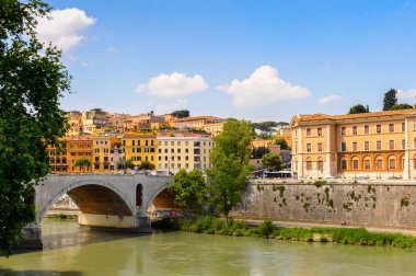 ROME, ITALY - 7 Mayıs 2016: Roma Tarih Merkezi Mimarisi, İtalya. Roma İtalya 'nın başkenti ve popüler bir turistik merkezdir.