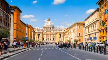 Roma, İtalya - 7 Mayıs 2016: St. Peter Meydanı'na giden yol (Vatikan, Roma, İtalya), Rönesans mimarisi. Roma'da popualr turistik yerlerinden biri