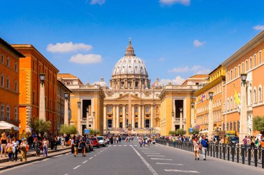 Roma, İtalya - 7 Mayıs 2016: St. Peter Meydanı'na giden yol (Vatikan, Roma, İtalya), Rönesans mimarisi. Roma'da popualr turistik yerlerinden biri