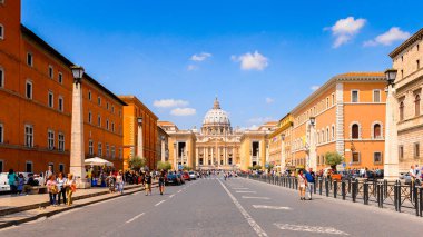 Roma, İtalya - 7 Mayıs 2016: St. Peter Meydanı'na giden yol (Vatikan, Roma, İtalya), Rönesans mimarisi. Roma'da popualr turistik yerlerinden biri