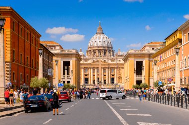 Roma, İtalya - 7 Mayıs 2016: St. Peter Meydanı'na giden yol (Vatikan, Roma, İtalya), Rönesans mimarisi. Roma'da popualr turistik yerlerinden biri