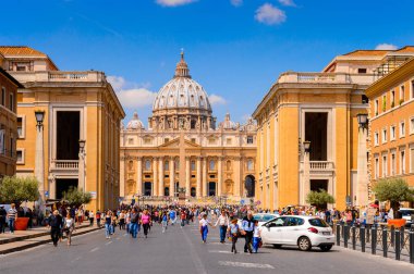 Roma, İtalya - 7 Mayıs 2016: Aziz Petrus Meydanı (Vatikan, Roma, İtalya), Rönesans mimarisi. Roma'da popualr turistik yerlerinden biri