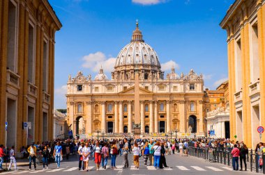 Roma, İtalya - 7 Mayıs 2016: Aziz Petrus Meydanı (Vatikan, Roma, İtalya), Rönesans mimarisi. Roma'da popualr turistik yerlerinden biri