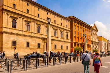 ROME, ITALY - 7 Mayıs 2016: Roma Tarih Merkezi Mimarisi, İtalya. Roma İtalya 'nın başkenti ve popüler bir turistik merkezdir.