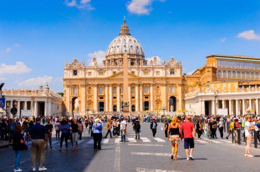 Roma, İtalya - 7 Mayıs 2016: Aziz Petrus Katedrali (Vatikan, Roma, İtalya), Rönesans mimarisi. Roma'da popualr turistik yerlerinden biri