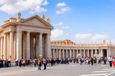 Roma, İtalya - 7 Mayıs 2016: Aziz Petrus Meydanı (Vatikan, Roma, İtalya), Rönesans mimarisi. Roma'da popualr turistik yerlerinden biri