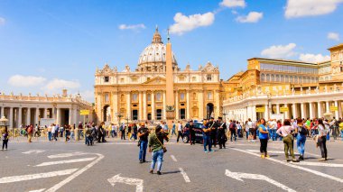 Roma, İtalya - 7 Mayıs 2016: Aziz Petrus Katedrali (Vatikan, Roma, İtalya), Rönesans mimarisi. Roma'da popualr turistik yerlerinden biri