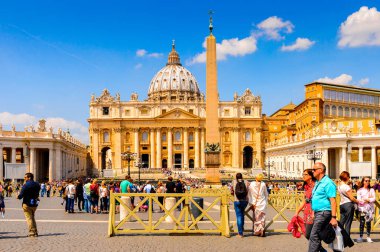 Roma, İtalya - 7 Mayıs 2016: Aziz Petrus Katedrali (Vatikan, Roma, İtalya), Rönesans mimarisi. Roma'da popualr turistik yerlerinden biri