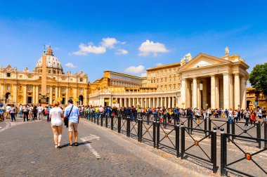 Roma, İtalya - 7 Mayıs 2016: Aziz Petrus Meydanı (Vatikan, Roma, İtalya), Rönesans mimarisi. Roma'da popualr turistik yerlerinden biri