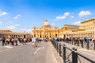 Roma, İtalya - 7 Mayıs 2016: Aziz Petrus Meydanı (Vatikan, Roma, İtalya), Rönesans mimarisi. Roma'da popualr turistik yerlerinden biri