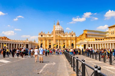 Roma, İtalya - 7 Mayıs 2016: Aziz Petrus Meydanı (Vatikan, Roma, İtalya), Rönesans mimarisi. Roma'da popualr turistik yerlerinden biri