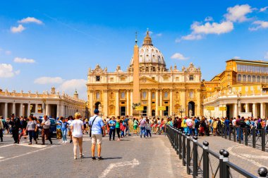 Roma, İtalya - 7 Mayıs 2016: Aziz Petrus Meydanı (Vatikan, Roma, İtalya), Rönesans mimarisi. Roma'da popualr turistik yerlerinden biri