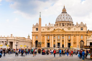 Roma, İtalya - 7 Mayıs 2016: Aziz Petrus Meydanı (Vatikan, Roma, İtalya), Rönesans mimarisi. Roma'da popualr turistik yerlerinden biri