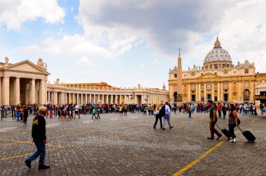 Roma, İtalya - 7 Mayıs 2016: Aziz Petrus Meydanı (Vatikan, Roma, İtalya), Rönesans mimarisi. Roma'da popualr turistik yerlerinden biri