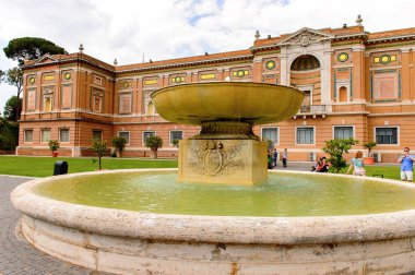 Vatikan, Vatikan - 7 Mayıs 2016: Vatikan Müzesi'ndeki çeşme. 1506 yılında kurulmuştur.