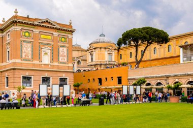 Vatikan, Vatikan - 7 Mayıs 2016: Vatikan Müzeleri'nde Pinecone Avlusu. 1506 yılında kurulmuştur.
